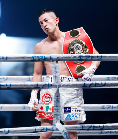 IBF世界フライ級タイトルマッチ 矢吹正道対レネ・カリスト 判定勝ちし、ベルトを持った矢吹正道(撮影・山本朝陽)