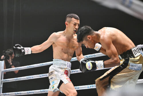 IBF世界フライ級タイトルマッチ 矢吹正道対レネ・カリスト 1回、矢吹正道(左)はレネ・カリストを攻める(撮影・滝沢徹郎)