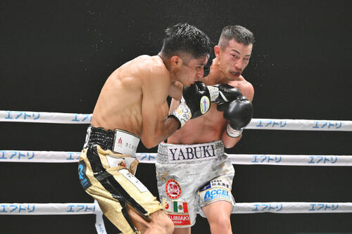 IBF世界フライ級タイトルマッチ 矢吹正道対レネ・カリスト 9回、矢吹正道(右)はレネ・カリストにパンチを打ち込む(撮影・滝沢徹郎)