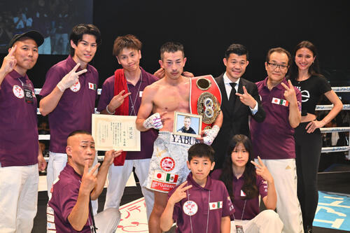 IBF世界フライ級タイトルマッチ 矢吹正道対レネ・カリスト 防衛に成功した矢吹正道(後列中央)はチームと記念撮影する。後列右から3人目は亀田興毅ファウンダー(撮影・滝沢徹郎)