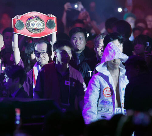IBF世界フライ級タイトルマッチ 矢吹正道対レネ・カリスト 入場する矢吹正道(右)(撮影・山本朝陽)