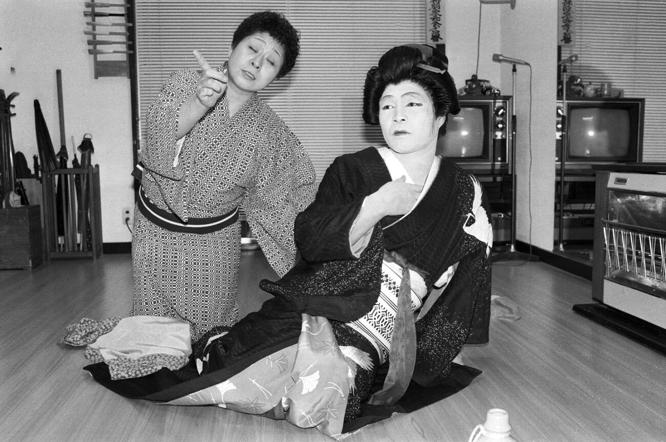 日本舞踊のけいこを受けるガッツ石松さん（右）　（1980年3月撮影）
