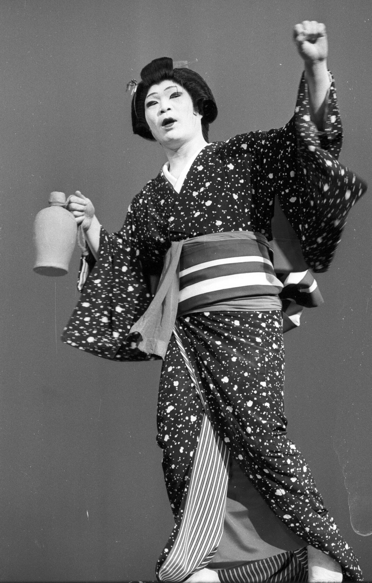 女装でガッツポーズをするガッツ石松さん（1980年3月撮影）