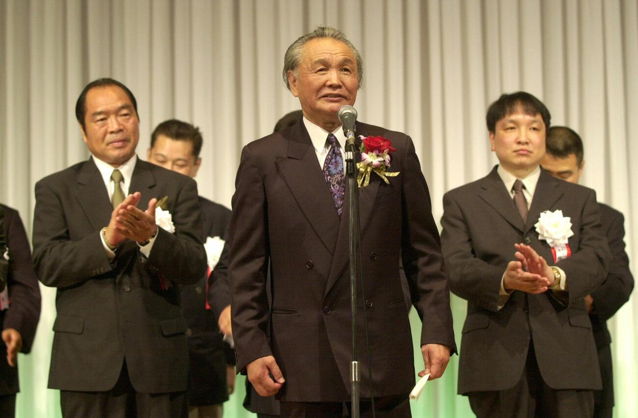 03年5月、ヨネクラジム40周年パーティーで、米倉健司会長(中央）はガッツ石松氏（左）と大橋秀行氏の前であいさつ
