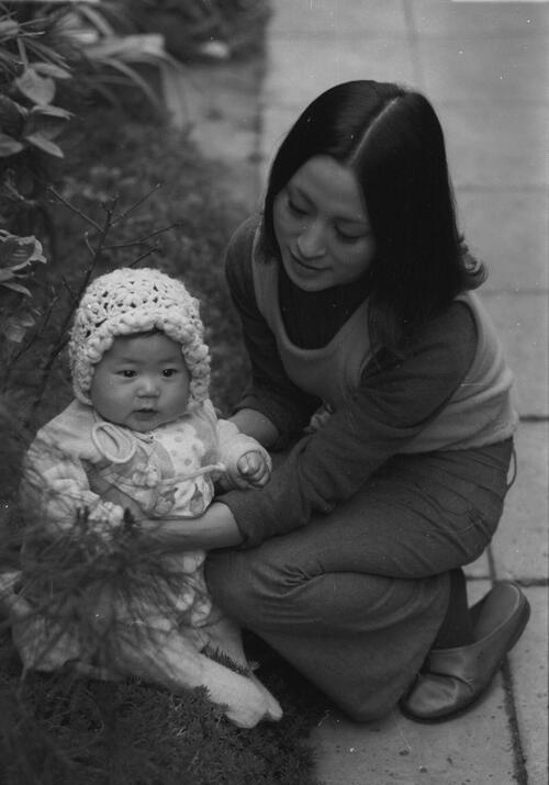 ガッツ石松写真館 鈴木正子さん(25歳、東洋ライト級王者鈴木石松=ガッツ石松夫人、72年6月結婚)と長女有紀ちゃん(72年10月24日生生まれ=のちタレント鈴木佑季)=1973年4月9日