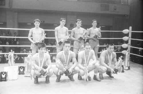 全日本新人王決定戦 前列右から2人目、ライト級鈴木石松(ヨネクラジム、のちのガッツ石松)、後列右から2人目、ウエルター級輪島公一(三迫ジム、のち功一)=1969年2月3日