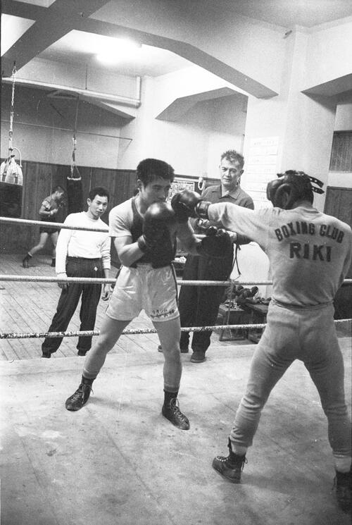 プロボクシング 力道山の招請で米国から来日したエディ・タウンゼント・トレーナー(左から3人目)1914年10月4日生まれ、藤猛、海老原博幸、柴田国明、ガッツ石松、友利正、井岡弘樹を世界王者に、田辺清、カシアス内藤、赤井英和らを育てた名伯楽=1962年12年25日