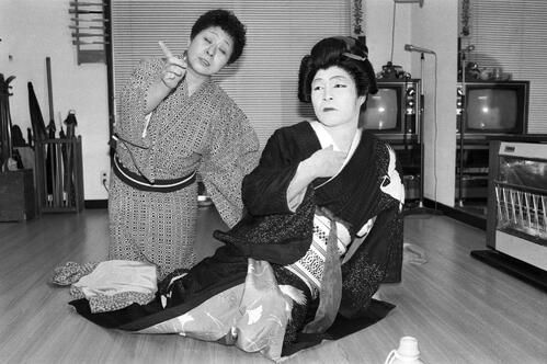 日本舞踊のけいこを受けるガッツ石松さん(右) (1980年3月撮影)