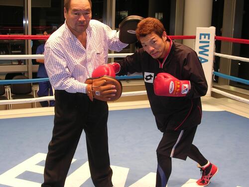 大橋ジム練習 元WBC世界スーパーフライ級王者川嶋勝重(右)が元世界王者ガッツ石松さんから幻の右を伝授された(2007年12月25日撮影)