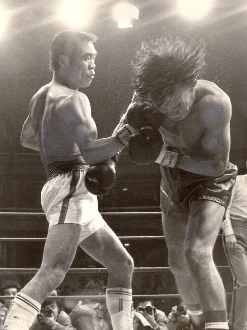 ロハスをKO、5度目の防衛に成功するガッツ石松さん(1975年撮影)