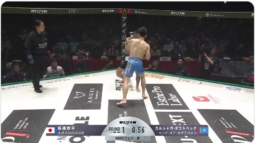 左パンチをだす萩原京平（手前）（ライジンの公式Xから）
