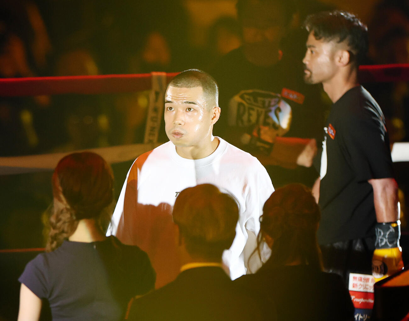 WBA世界バンタム級王座決定戦　リングインした増田陸。右は比嘉大吾（撮影・宮地輝）