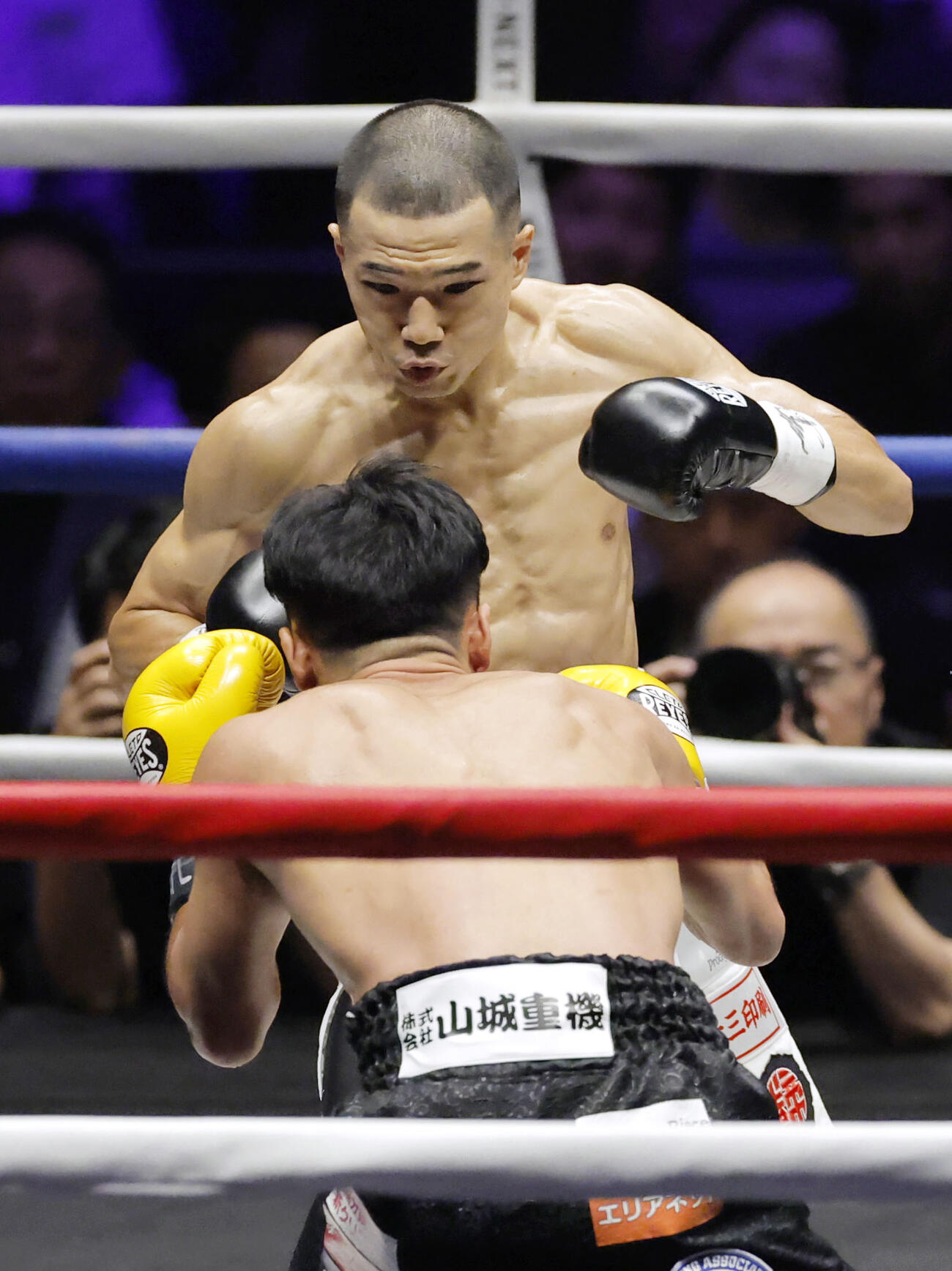 WBAバンタム級王座決定戦　1回、比嘉大吾（手前）と打ち合う増田陸＝両国国技館（共同）