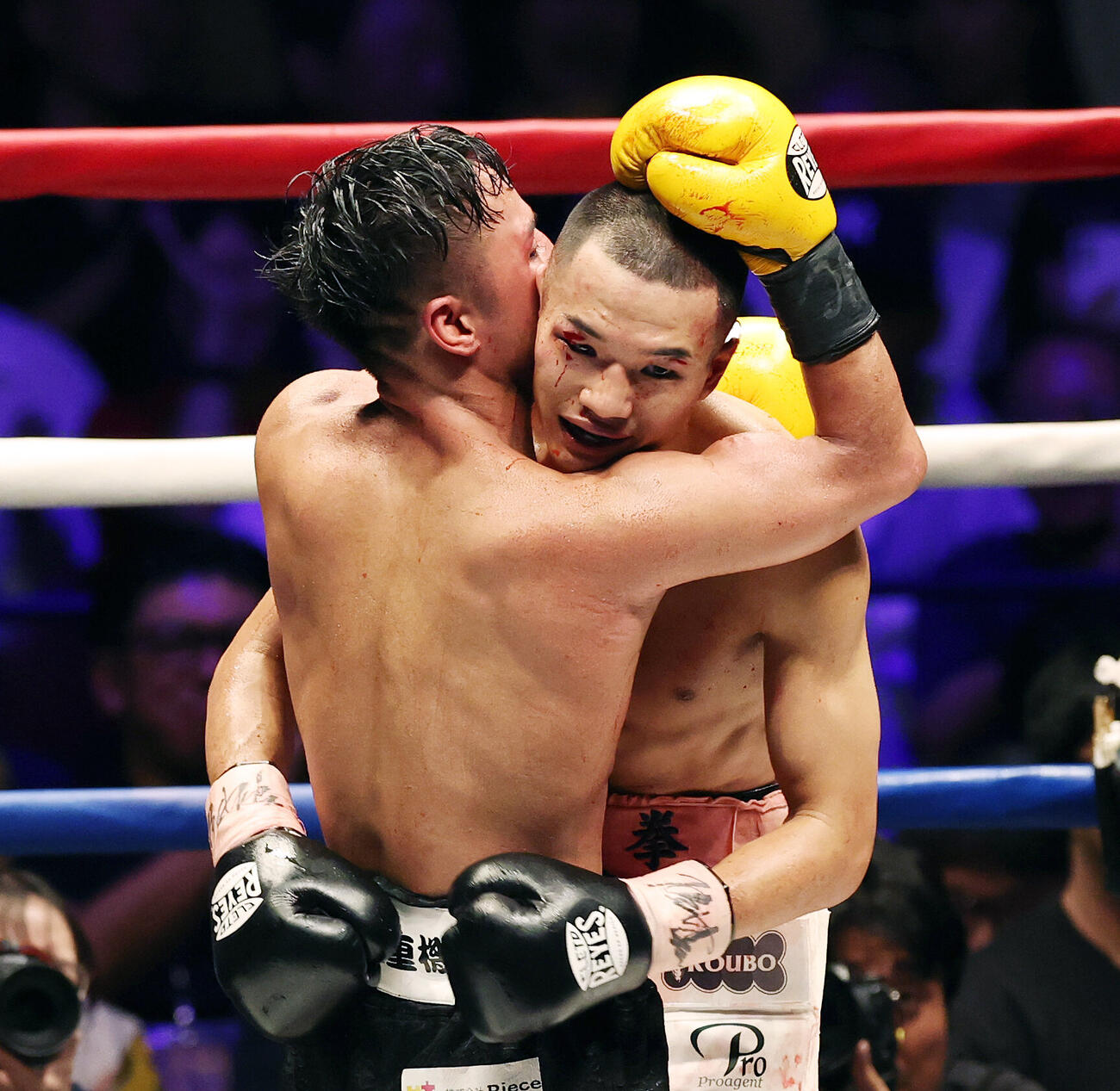 WBA世界バンタム級王座決定戦　12回を戦い抜き比嘉大吾（左）と健闘をたたえ合う増田陸（撮影・宮地輝）