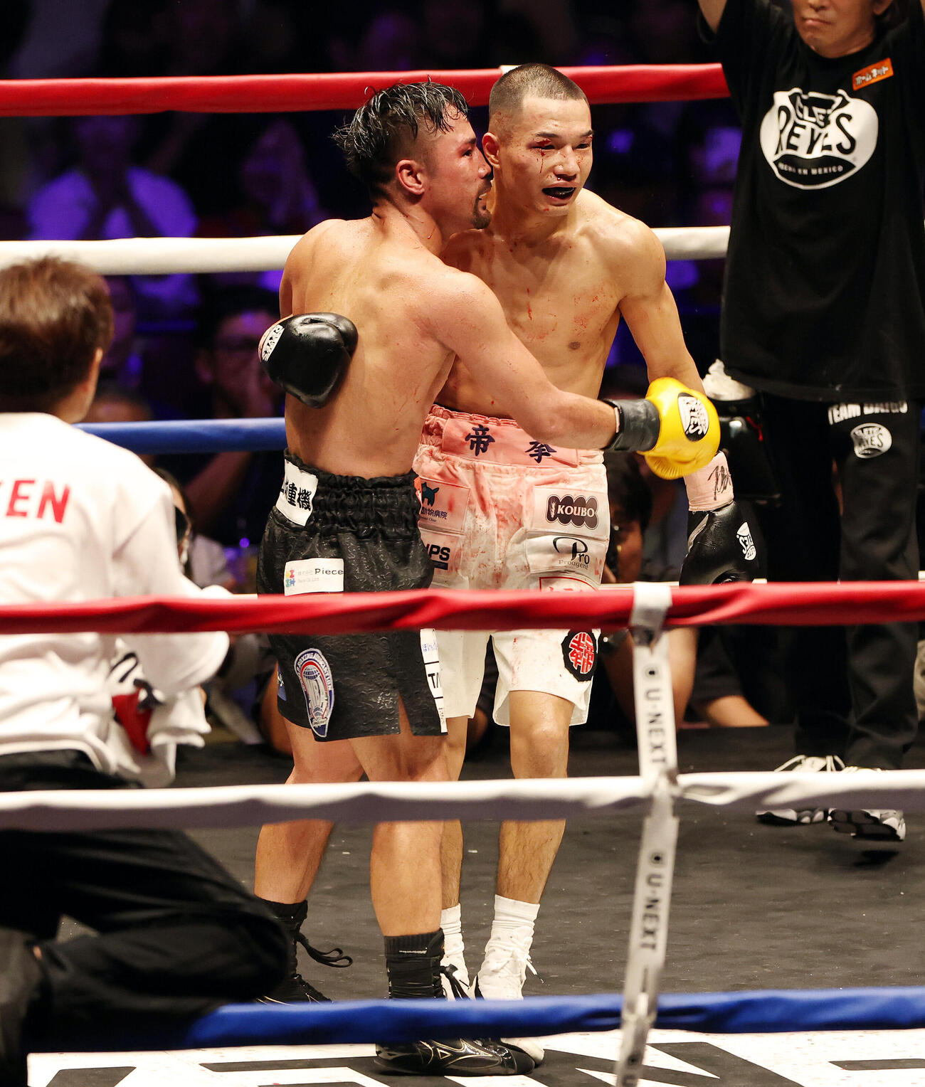 WBA世界バンタム級王座決定戦　12回を戦い抜いた比嘉大吾（左）と増田陸（撮影・宮地輝）