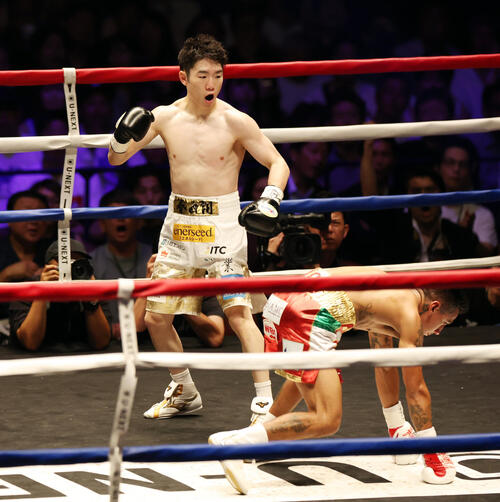 WBO世界スーパーフライ級王座決定戦 2回、イスラエル・ゴンサレス(右)からダウン奪う寺地拳四朗(撮影・宮地輝)