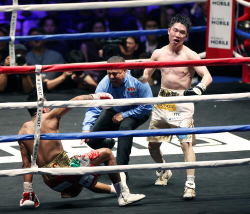 WBO世界スーパーフライ級王座決定戦 12回、イスラエル・ゴンサレス(左)からダウンを奪う寺地拳四朗(撮影・宮地輝)