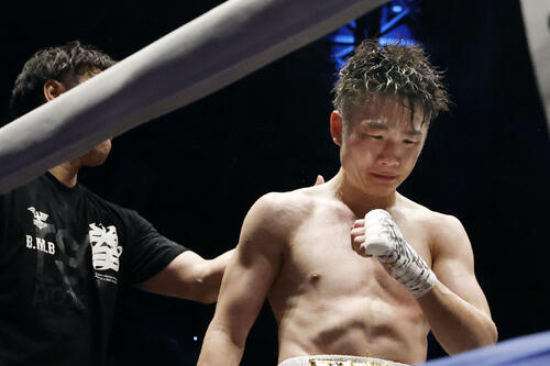 WBOスーパーフライ級王座決定戦 試合を終え涙ぐむ寺地拳四朗。判定勝ちし3階級制覇を果たした=両国国技館(共同)