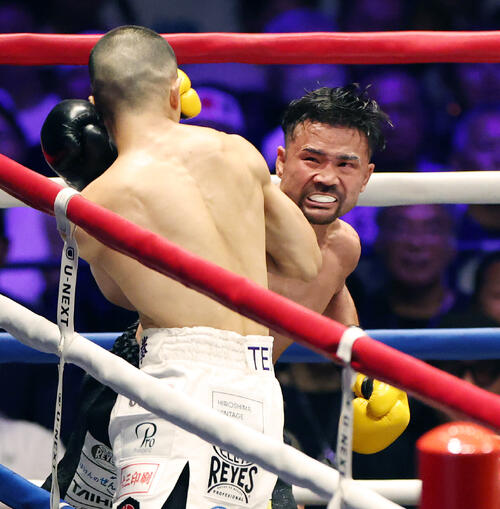 WBA世界バンタム級王座決定戦 2回、増田陸(左)を攻める比嘉大吾(撮影・宮地輝)