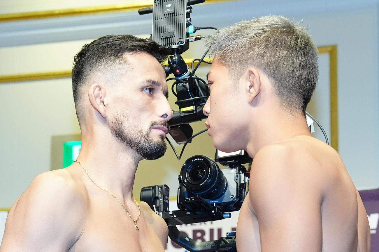 「RIZIN．54」の公開計量を終え、フェイスオフを行うクレベル・コイケ（左）と秋元強真（撮影・江口和貴）
