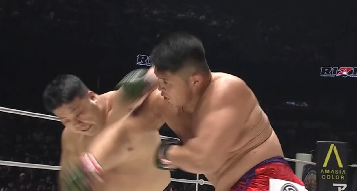 スダリオ剛の右ストレートが酒井リョウの顔面に直撃（ABEMA格闘公式Xから）