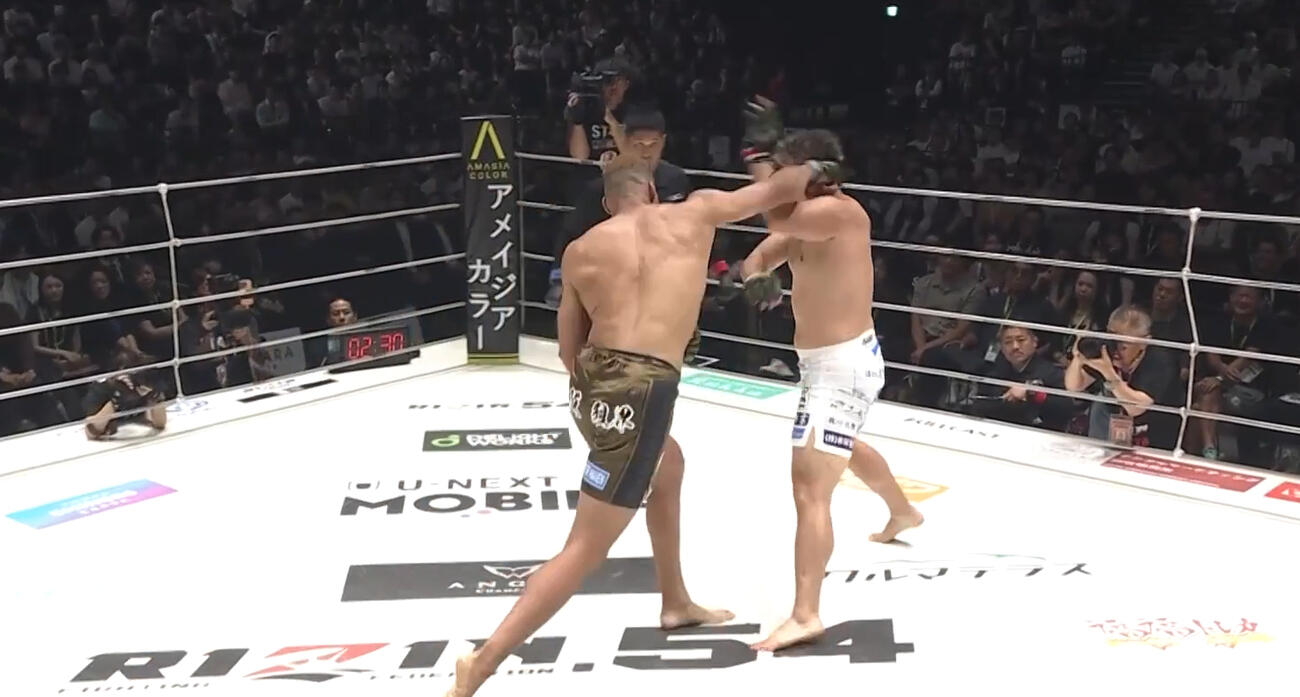 上田幹雄の顔面にエドポロキングの右ストレートが直撃（ABEMA格闘公式Xから）