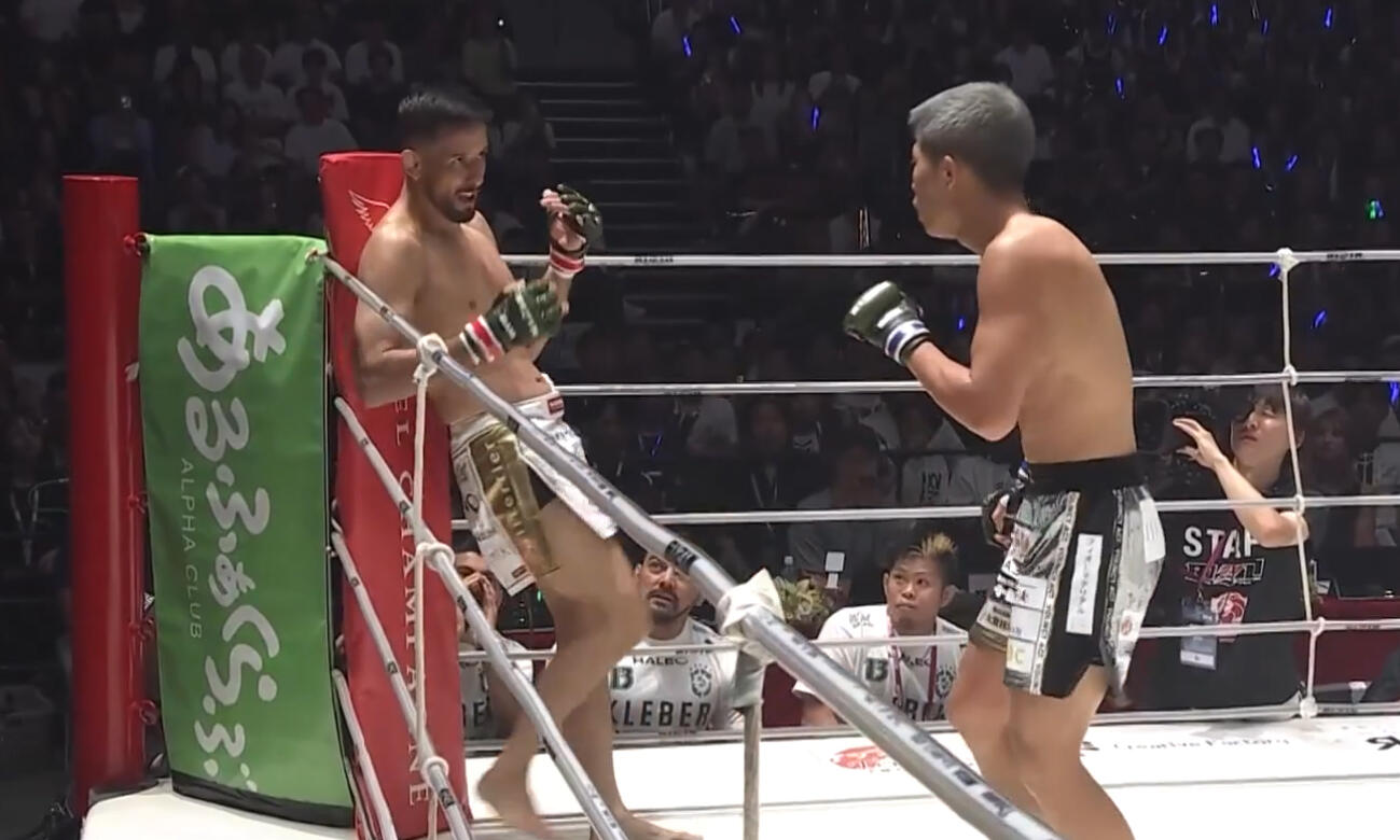 コーナーに追い詰められるも不敵な笑みを浮かべるクレベル・コイケ（ABEMA格闘公式Xから）