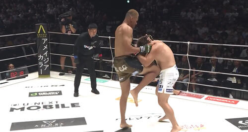上田幹雄に右ひざをたたきこむエドポロキング(ABEMA格闘公式Xから)