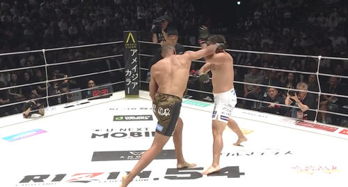 上田幹雄の顔面にエドポロキングの右ストレートが直撃(ABEMA格闘公式Xから)
