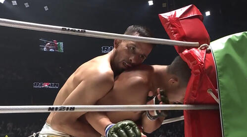 秋元強真をコーナーに追い詰めバックから攻めるクレベル・コイケ(ABEMA格闘公式Xから)