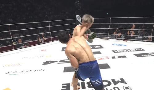 ガジャマトフのオーバーハンドにぐらつく伊藤裕樹(ABEMA格闘公式Xから)