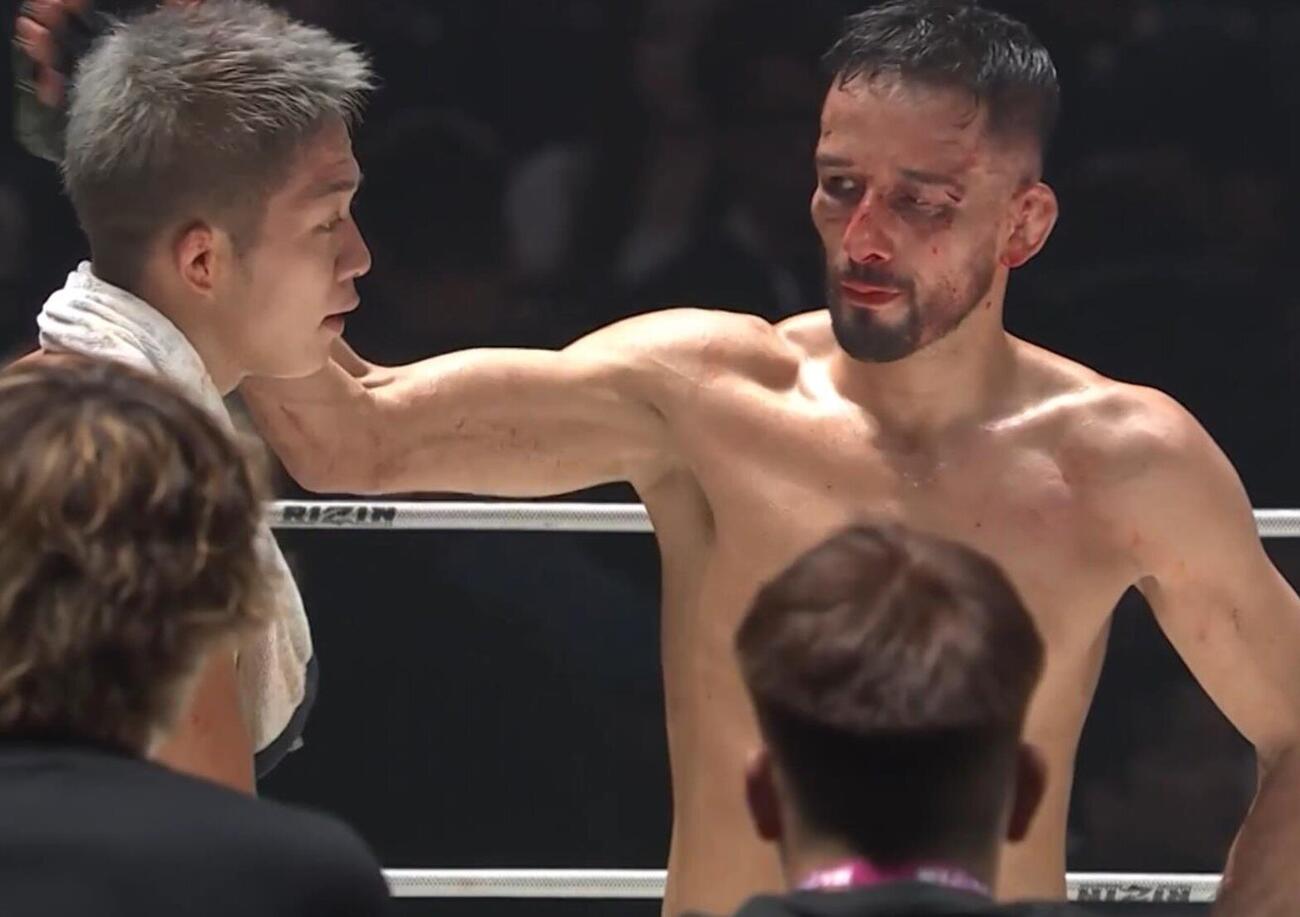 試合後、健闘をたたえ合う秋元強真（左）とクレベル・コイケ（ABEMA格闘公式Xから）