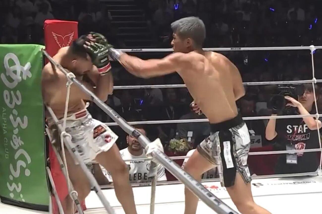 強烈なパンチをクレベル・コイケ（左）に打ち込む秋元強真（ABEMA格闘公式Xから）