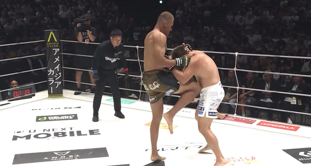 上田幹雄に右ひざをたたきこむエドポロキング（ABEMA格闘公式Xから）