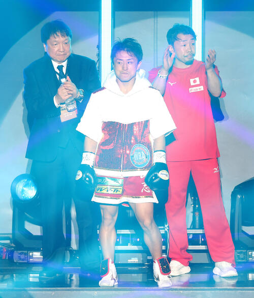入場する石井武志(中央)。左は大橋秀行会長、右は八重樫東トレーナー(撮影・河田真司)