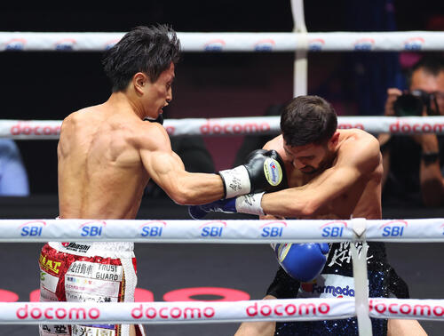 1回、ウィルフレド・メンデス(右)にKO勝利する石井武志(撮影・河田真司)