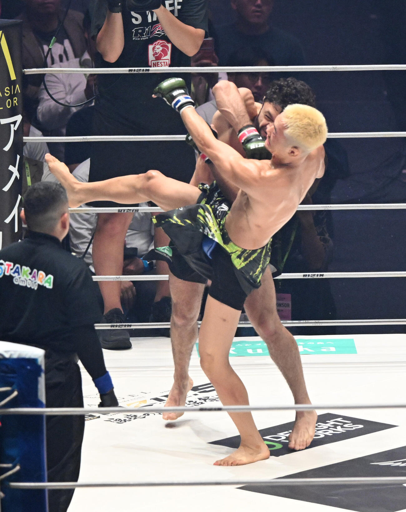 ヴガール・ケラモフ対高木凌　1回、ヴガール・ケラモフ（奥）を責め立てる高木凌（撮影・和賀正仁）