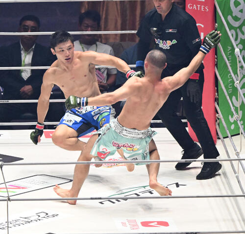 斎藤裕対YAーMAN 3回、斎藤裕（左）はキックでYAーMANをマットに倒す（撮影・和賀正仁）