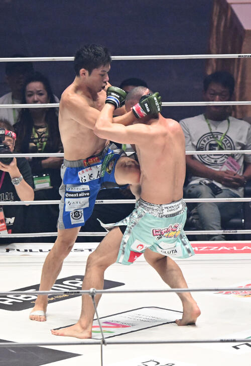 斎藤裕対YAーMAN 3回、斎藤裕（左）はYAーMANを膝蹴りを浴びせる（撮影・和賀正仁）