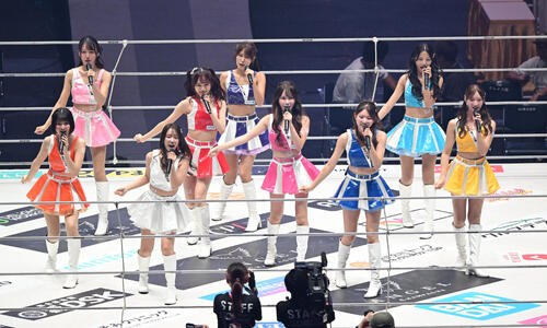 リングに上がり歌を披露する「RIZINガール2026」（撮影・和賀正仁）