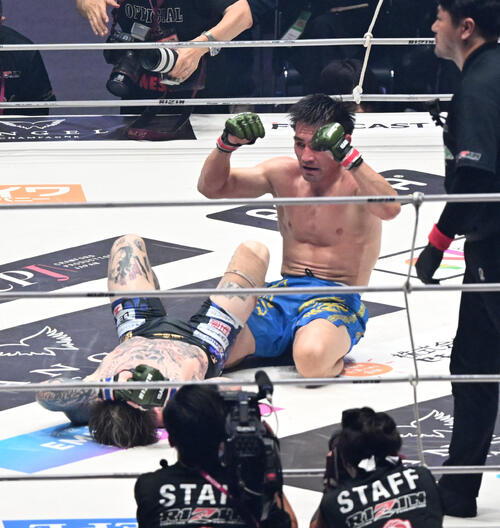 ダウトベック対平本蓮　3回、ダウトベック（右）は終了のゴングとともに平本蓮から勝利を確信、ガッツポーズするも敗れる（撮影・和賀正仁）