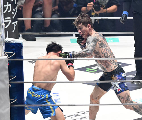 ダウトベック対平本蓮　3回、ダウトベック（左）を攻め立てる平本蓮（撮影・和賀正仁）