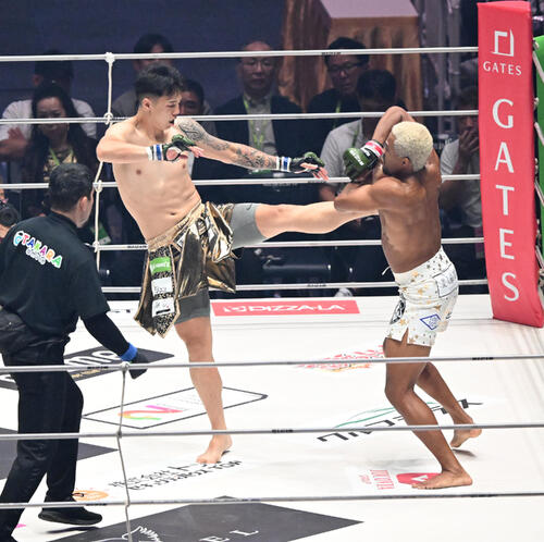 “ブラックパンサー”ベイノアvs.宇佐美秀メイソン　2回、“ブラックパンサー”ベイノア（右）にハイキックを浴びせる宇佐美秀メイソン（撮影・和賀正仁）