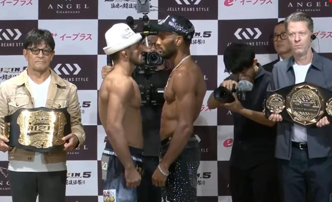 にらみ合うAJ・マッキー（右から2人目）とラジャブアリ・シェイドゥラエフ（右端はPFLジョン・マーティンCEO、左端はRIZIN榊原信行CEO）（RIZIN公式YouTubeから）