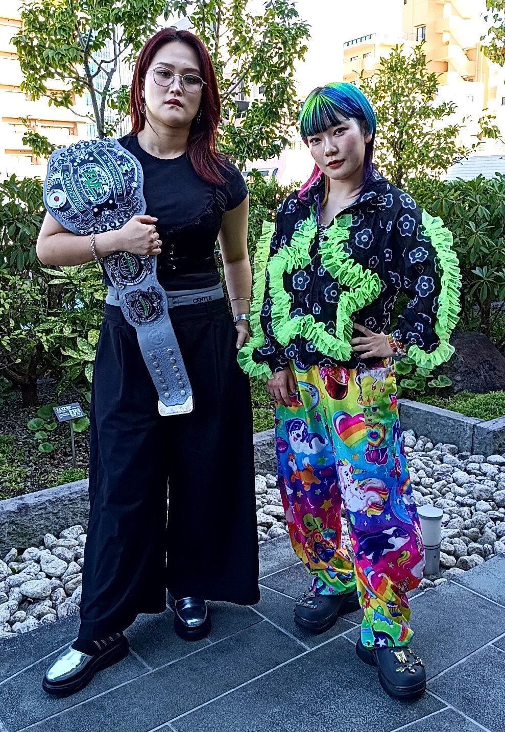 EVEインターナショナル王座をかけて戦う王者の山下実優（左）と挑戦者の遠藤有栖