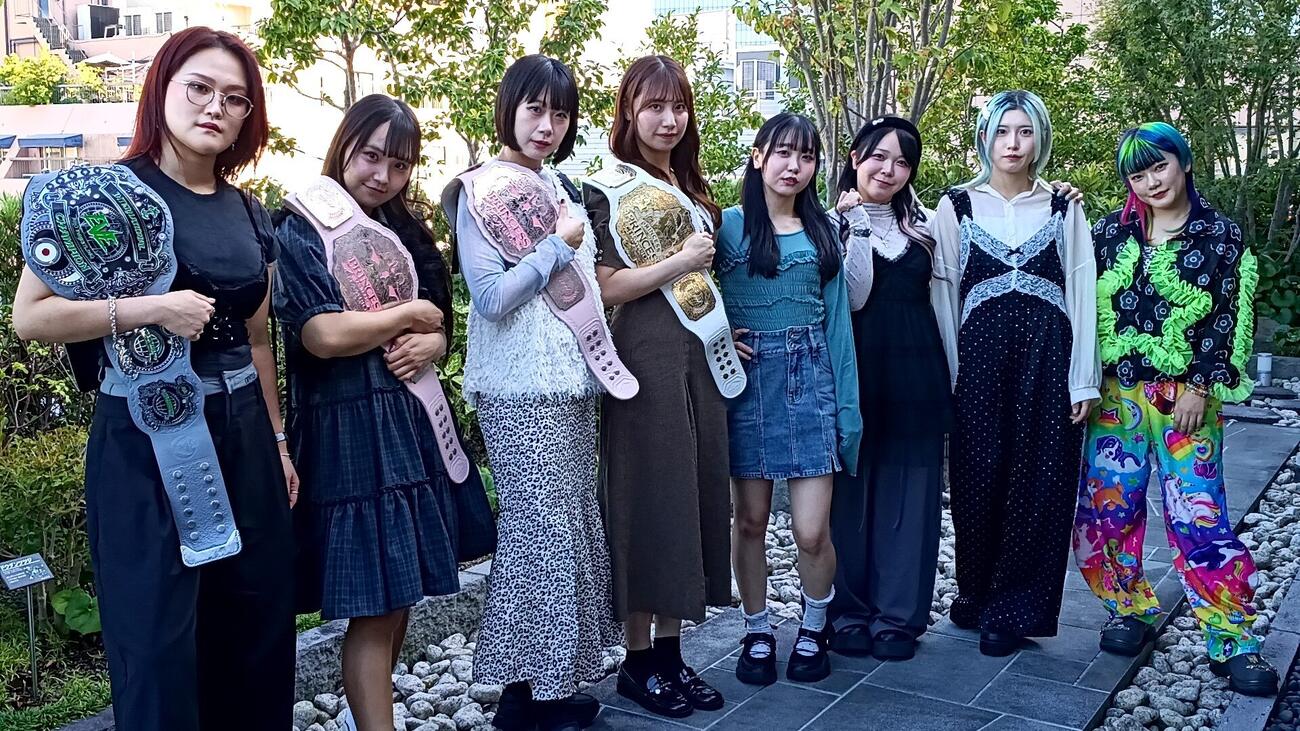 調印式に出席した、左から山下実優、渡辺未詩、辰巳リカ、荒井優希、鈴芽、愛野ユキ、風城ハル、遠藤有栖