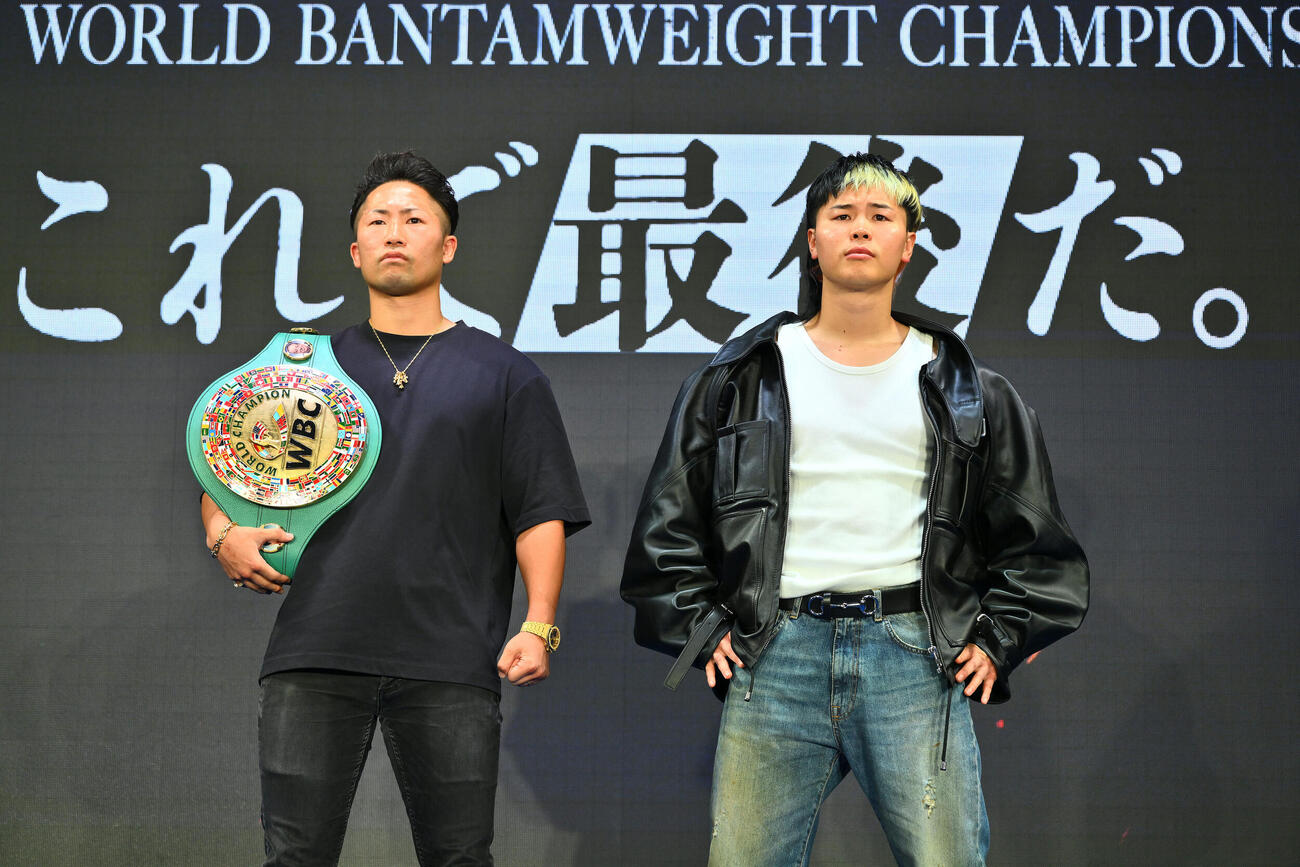 再戦が決まり記念撮影する井上拓真（左）と那須川天心（撮影・滝沢徹郎）