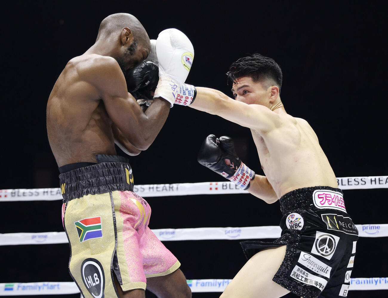 2回、リカルド・マラジカ（左）にジャブを放つ坪井智也（撮影・河田真司）
