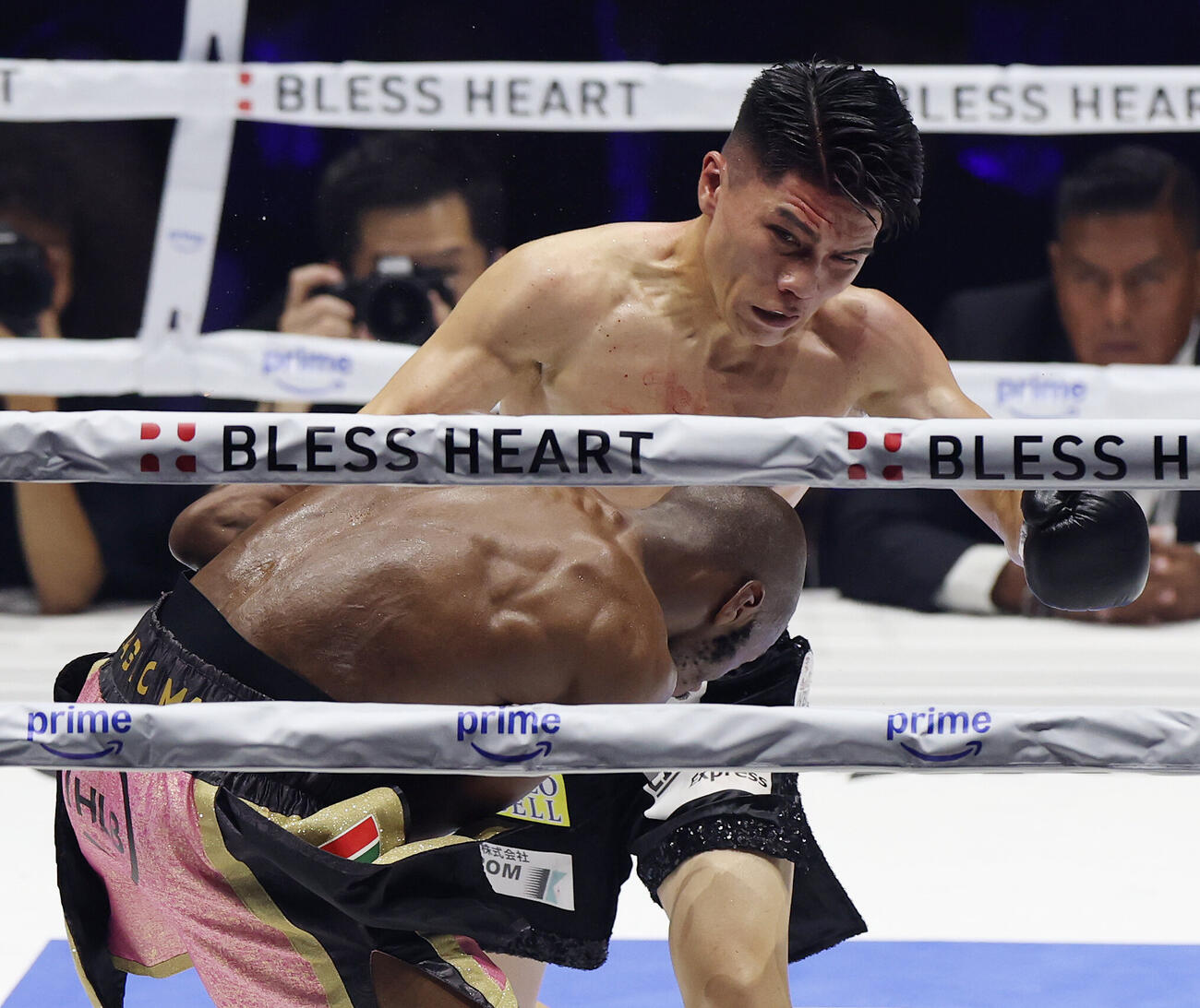 4回、リカルド・マラジカ（手前）にパンチを見舞う坪井智也（撮影・宮地輝）