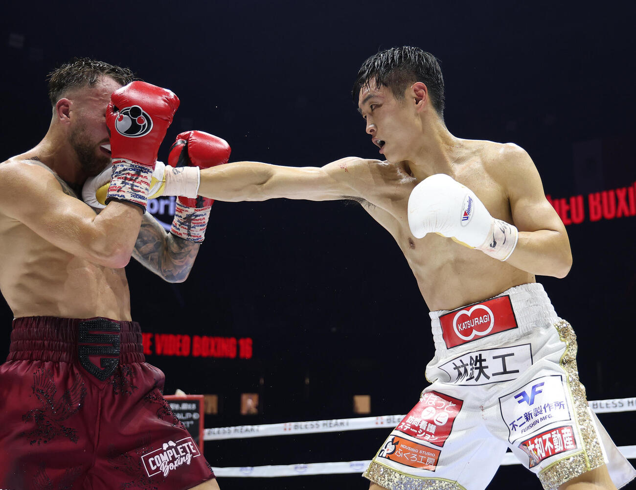 6回、リカルド・マラジカ（右）にジャブを放つ坪井智也（撮影・河田真司）